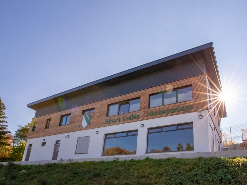 Hausfassade mit mehrteiligen Fenstern und Schaufenstern