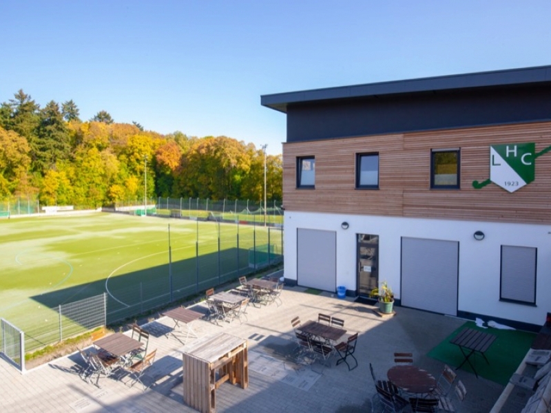 Haus mit quadratischen Fenstern