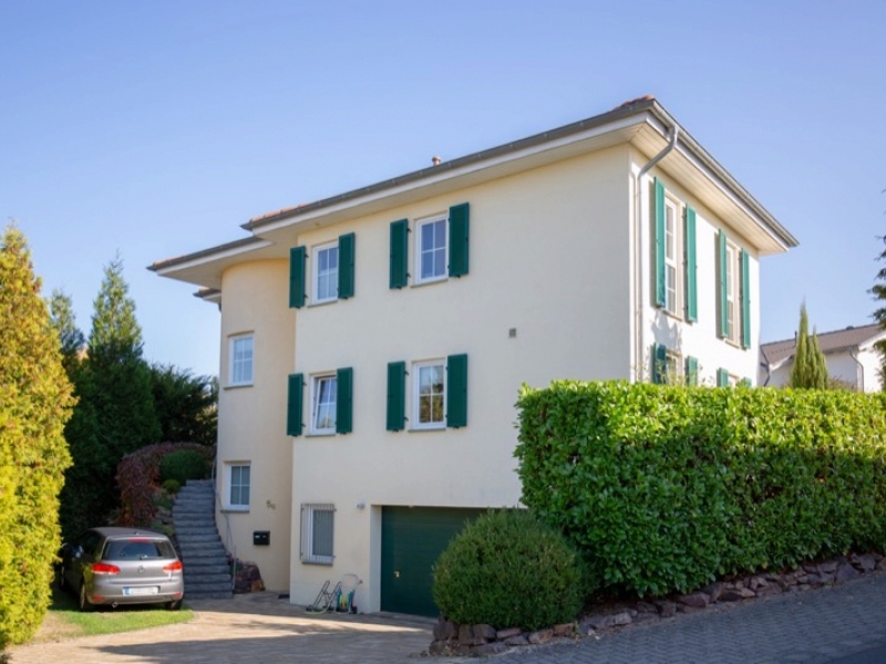 Fenster mit traditionellen Rollläden