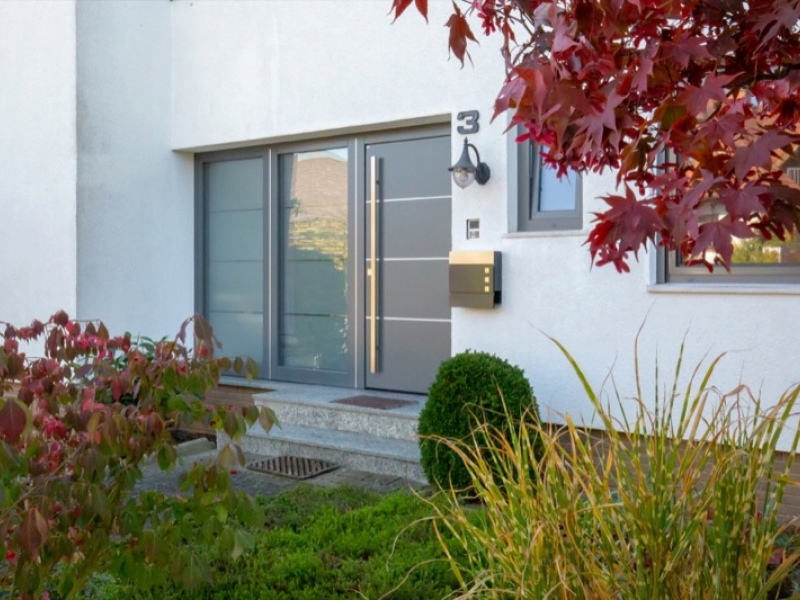 Eingangsbereich mit silberner Haustür