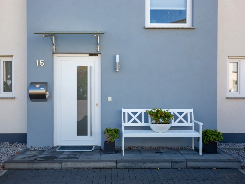 Eingangsbereich mit weißer Haustür mit länglicher Verglasung