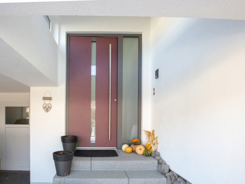 Eingangsbereich mit roter Haustür mit Längsverglasung