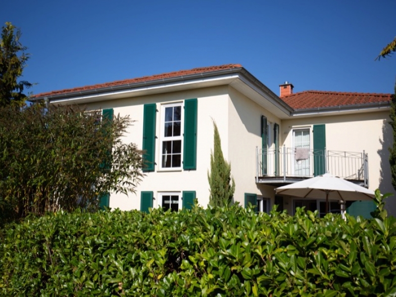 Fenster mit grünen Rollläden