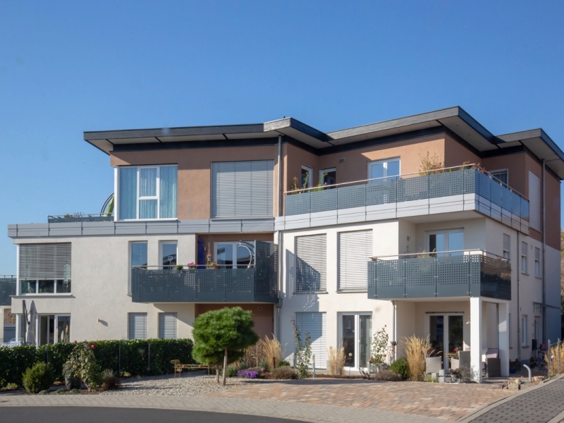 Haus mit Fensterfront verschiedenartiger Fenster