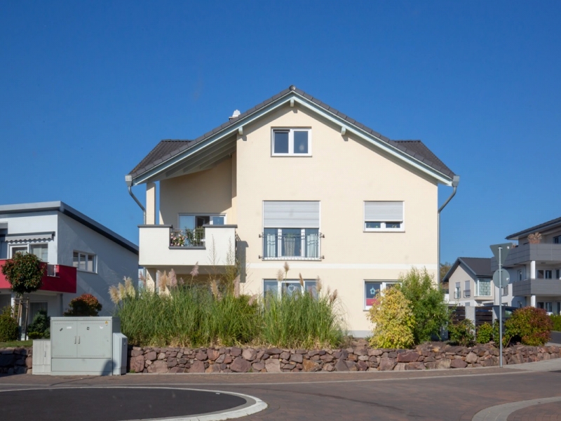 Fenster eines Mehrfamilienhauses