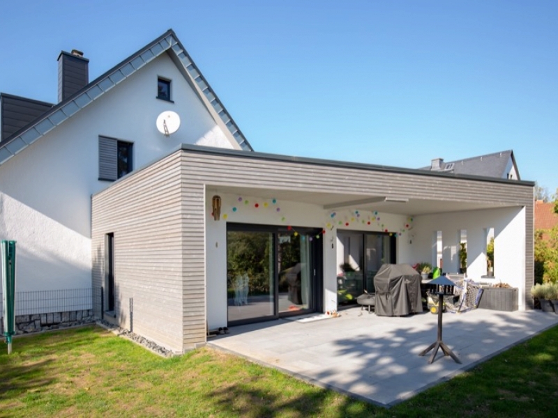 Terrassenansicht mit großen Schiebefenstern