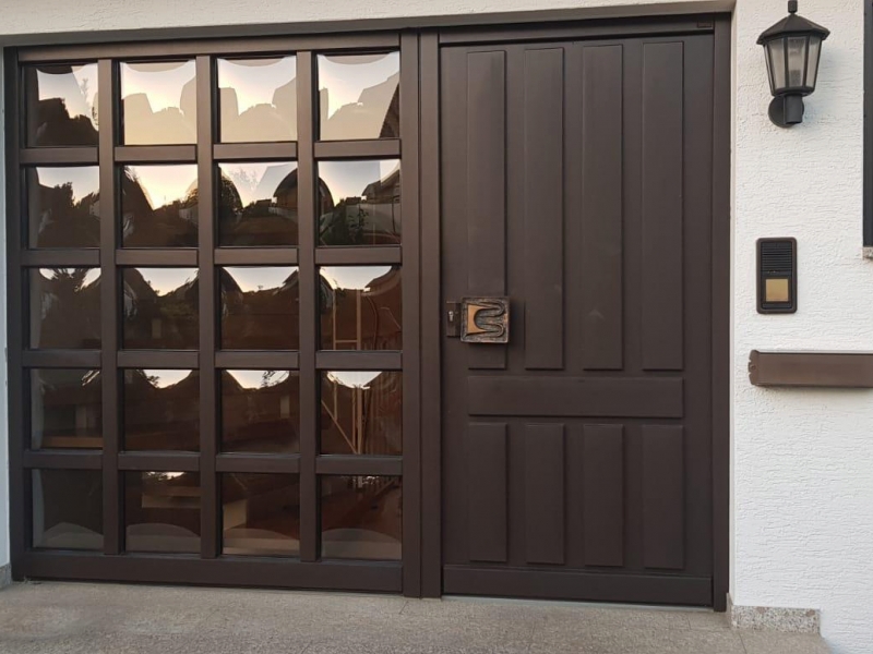 braune Haustür massiv